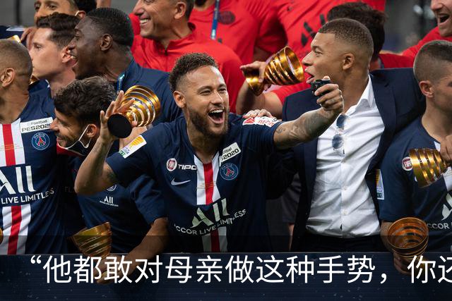 “他都敢对母亲做这种手势，你还能忍？”一段儿子要钱视频，诠释家教的重要